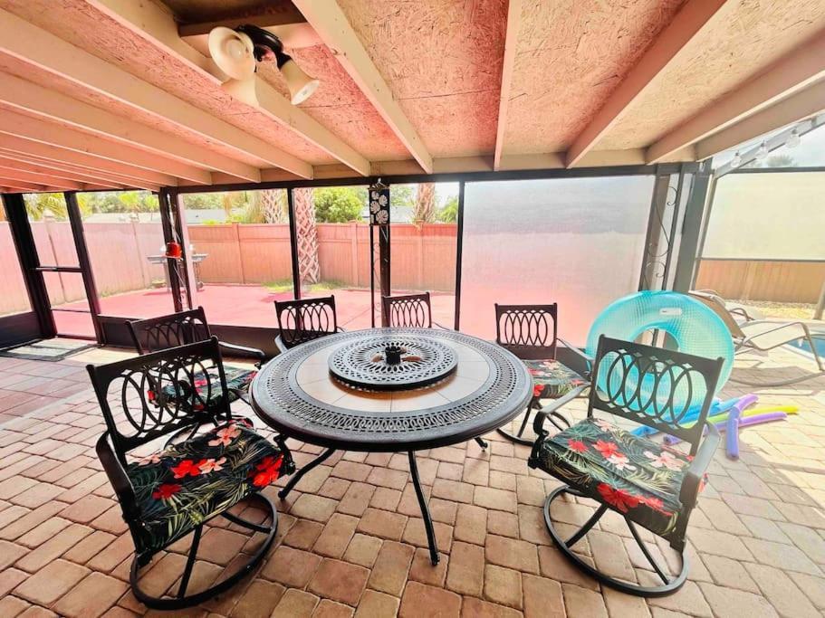 Vintage Family Scape + Heated Pool&discount Holiday home Tampa