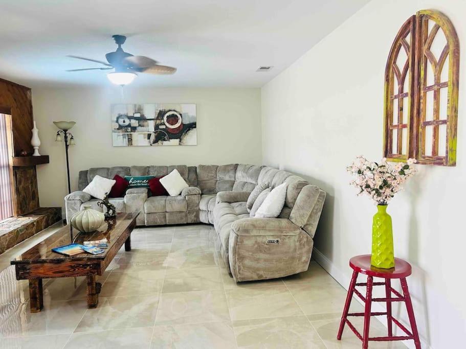 Vintage Family Scape + Heated Pool&discount Holiday home Tampa