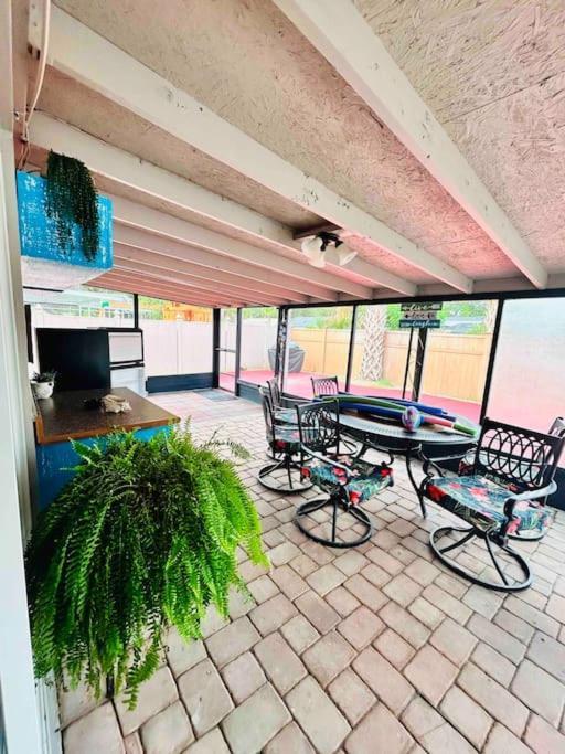 Vintage Family Scape + Heated Pool&discount Holiday home *